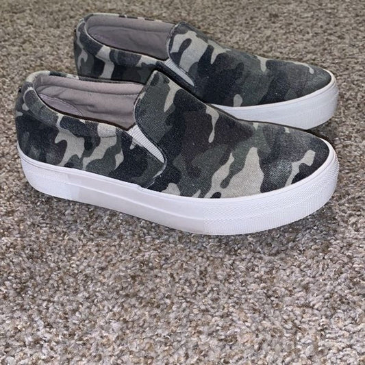 Women’s Steve Madden camouflage walking slip on shoe sneaker size 6.5m